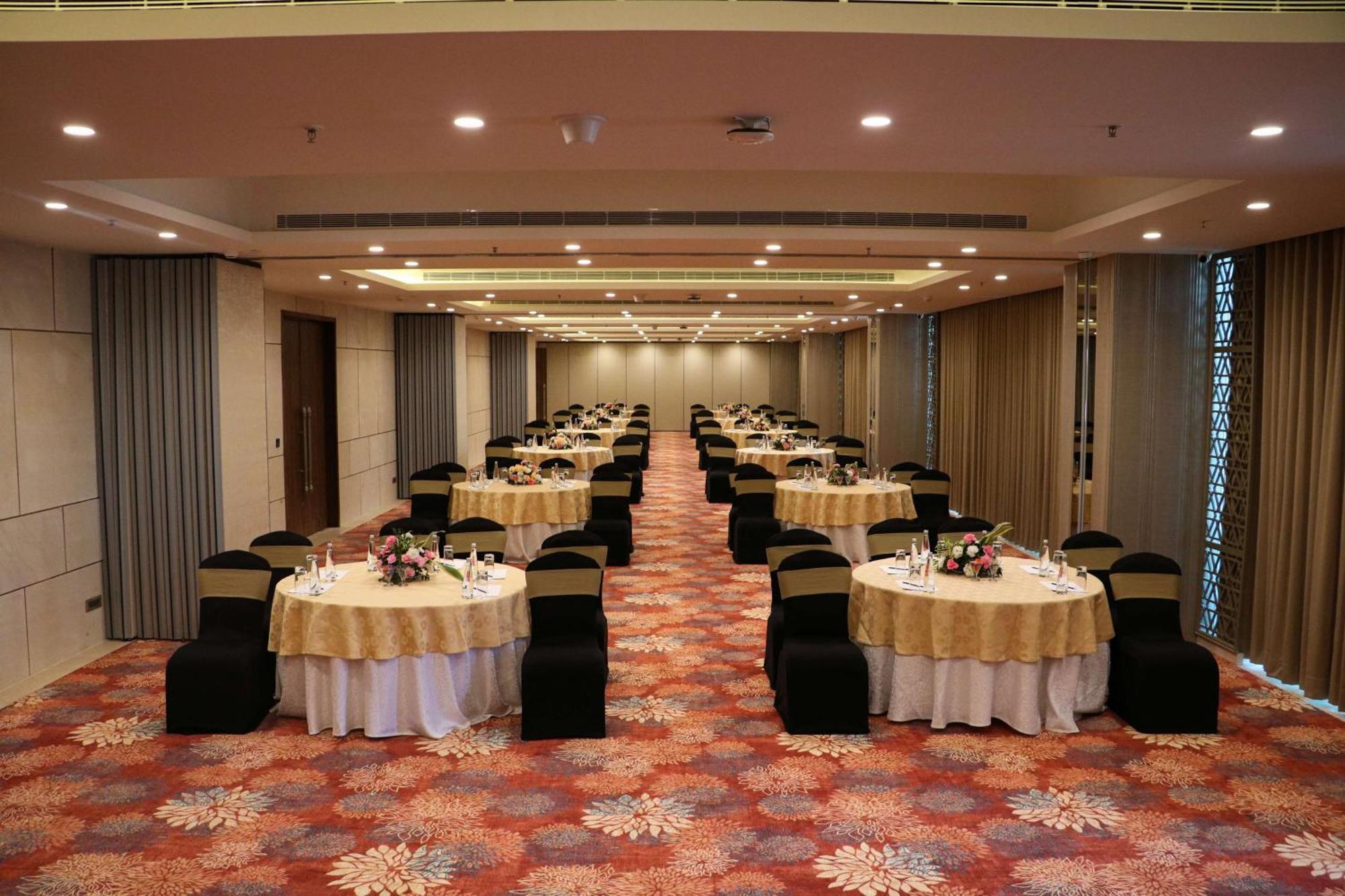 Gift City Club, A Member Of Radisson Individuals Gandhinagar Exterior foto