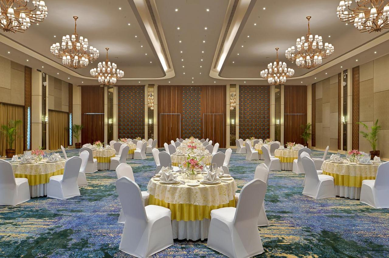 Gift City Club, A Member Of Radisson Individuals Gandhinagar Exterior foto